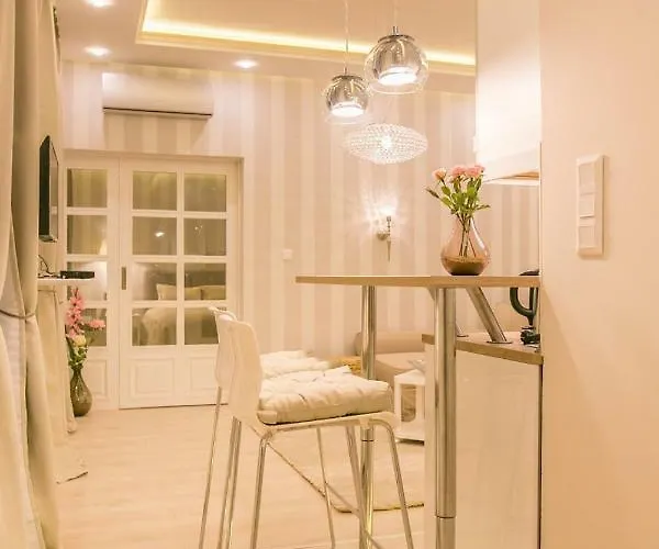 Panni Stylish Two Bedroom Flat By Andrassy Street Budapest