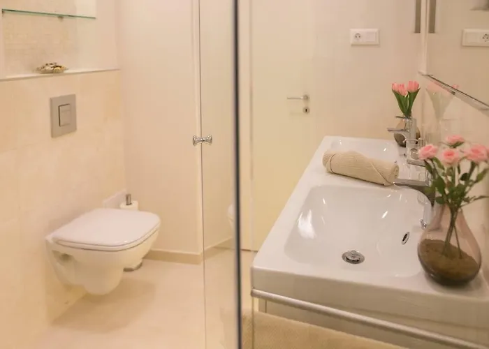 Panni Stylish Two Bedroom Flat By Andrassy Street