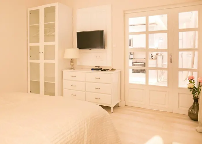 Panni Stylish Two Bedroom Flat By Andrassy Street