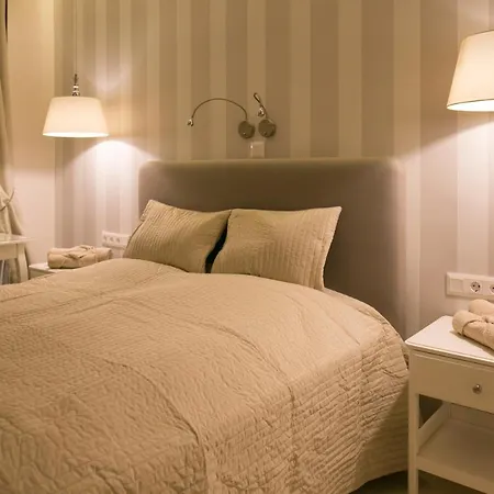 Panni Stylish Two Bedroom Flat By Andrassy Street *