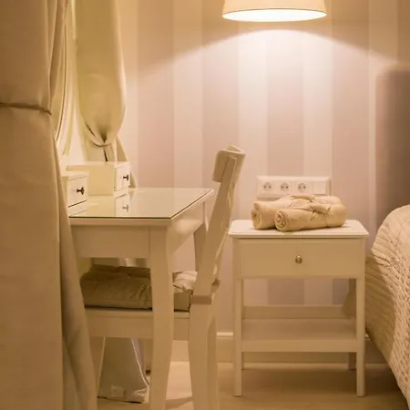 Panni Stylish Two Bedroom Flat By Andrassy Street