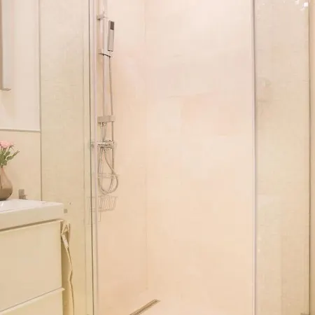 Panni Stylish Two Bedroom Flat By Andrassy Street