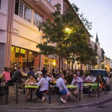 Panni Stylish Two Bedroom Flat By Andrassy Street *