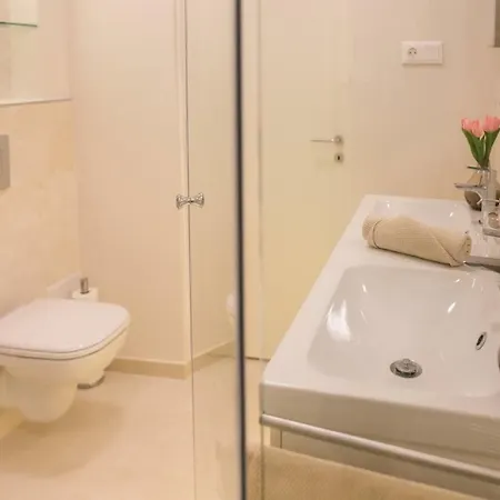 Panni Stylish Two Bedroom Flat By Andrassy Street