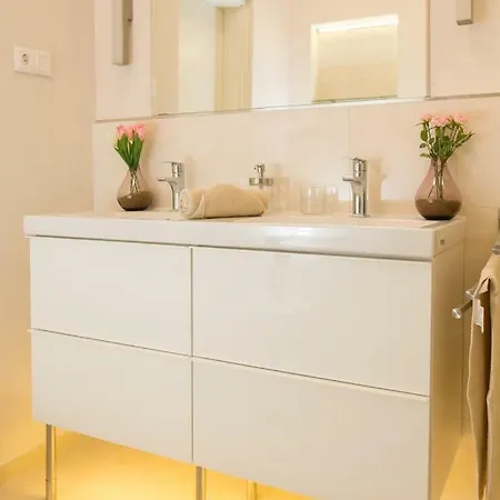 Panni Stylish Two Bedroom Flat By Andrassy Street * בודפשט