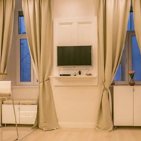 Panni Stylish Two Bedroom Flat By Andrassy Street דירה