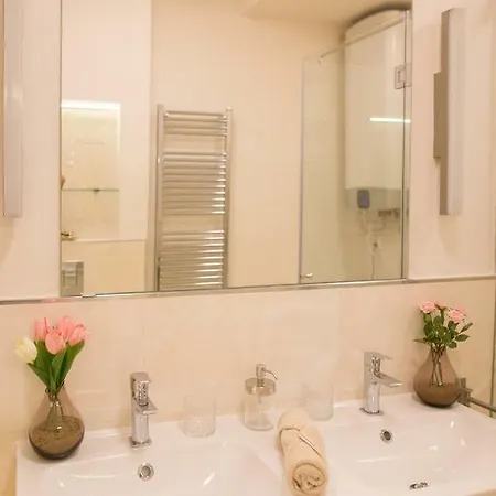 Panni Stylish Two Bedroom Flat By Andrassy Street בודפשט