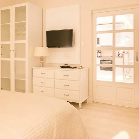 Panni Stylish Two Bedroom Flat By Andrassy Street