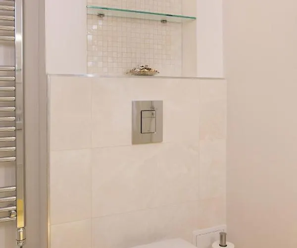 Panni Stylish Two Bedroom Flat By Andrassy Street ブダペスト