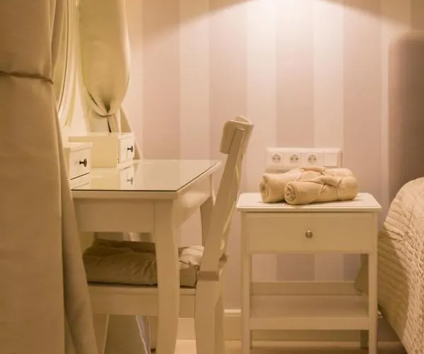 Panni Stylish Two Bedroom Flat By Andrassy Street