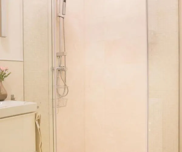 Panni Stylish Two Bedroom Flat By Andrassy Street
