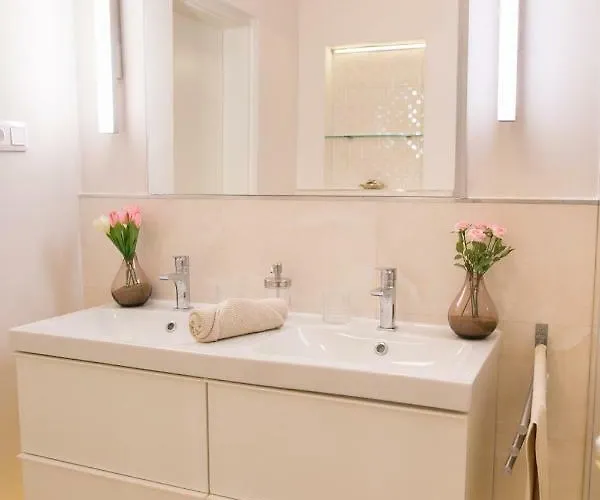 Panni Stylish Two Bedroom Flat By Andrassy Street