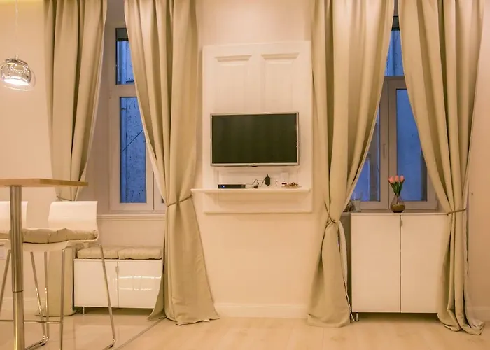 Panni Stylish Two Bedroom Flat By Andrassy Street アパート
