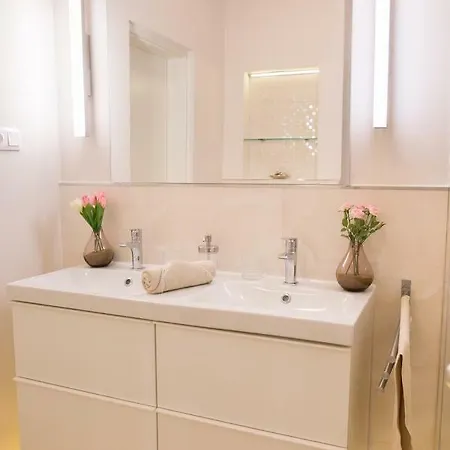 Panni Stylish Two Bedroom Flat By Andrassy Street